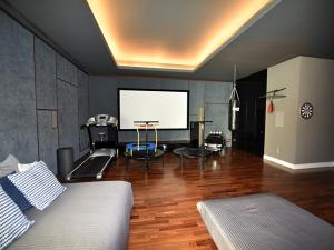 Prodej atypického bytu, Praha - Malešice, Počernická, 296 m2