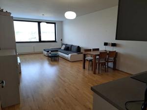 Pronájem bytu 2+kk, Praha - Smíchov, Radlická, 72 m2