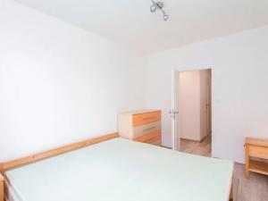 Pronájem bytu 2+kk, Praha - Kobylisy, Havlínova, 43 m2