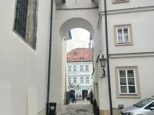 Pronájem garážového stání, Praha - Staré Město, Betlémské náměstí, 11 m2