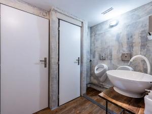 Prodej obchodního prostoru, Praha - Holešovice, Ortenovo náměstí, 108 m2