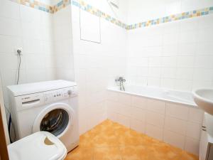 Pronájem bytu 2+kk, Praha - Háje, Jurkovičova, 37 m2