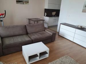 Pronájem bytu 1+kk, Praha - Hloubětín, Nademlejnská, 35 m2