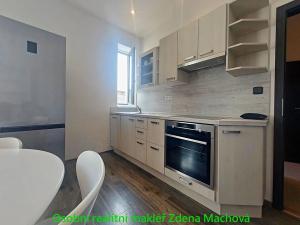 Pronájem bytu 2+kk, Praha - Dolní Měcholupy, Dolnoměcholupská, 46 m2