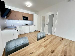 Pronájem bytu 2+kk, Praha - Hostavice, Českobrodská, 68 m2