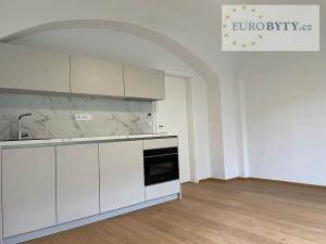 Pronájem bytu 1+kk, Praha - Vršovice, Bartoškova, 28 m2