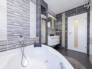 Prodej ordinace, Praha - Suchdol, Osvobození, 314 m2