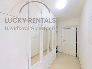 Pronájem bytu 1+kk, Praha - Hloubětín, Za černým mostem, 32 m2