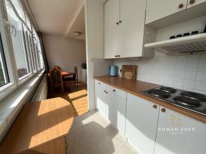Pronájem bytu 1+kk, Praha - Karlín, Nekvasilova, 28 m2