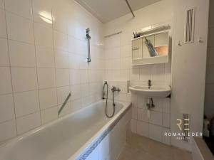 Pronájem bytu 1+kk, Praha - Karlín, Nekvasilova, 28 m2