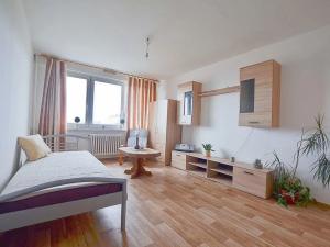 Prodej bytu 1+kk, Praha - Háje, Hlavatého, 28 m2