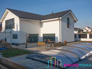 Prodej vily, Větrušice, 250 m2