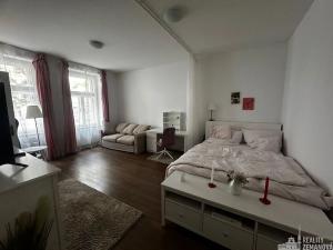 Pronájem bytu 1+kk, Praha - Vinohrady, Korunní, 39 m2