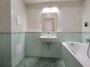Pronájem bytu 2+kk, Praha - Štěrboholy, Laudonova, 53 m2