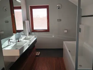 Pronájem rodinného domu, Ohrobec, V sedlištích, 220 m2