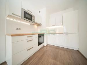 Pronájem bytu 2+kk, Praha - Vysočany, Sokolovská, 52 m2
