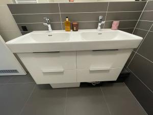 Pronájem bytu 3+kk, Praha, Na pomezí, 87 m2