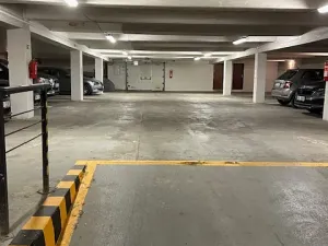 Pronájem garážového stání, Praha - Holešovice, Osadní, 11 m2