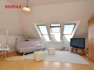 Pronájem bytu 1+kk, Praha - Lysolaje, Sídlištní, 45 m2
