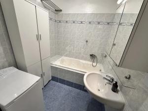 Pronájem bytu 3+kk, Jesenice, V Lázních, 60 m2