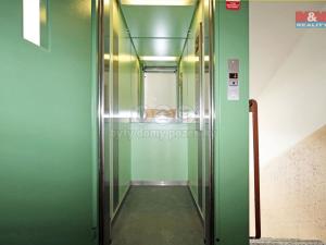 Prodej bytu 4+1, Karlovy Vary - Doubí, Modenská, 77 m2
