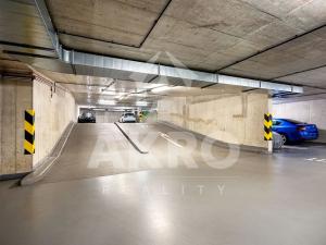Pronájem garážového stání, Praha - Libeň, U Slovanky, 15 m2
