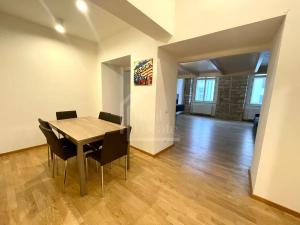 Pronájem bytu 1+kk, Praha - Karlín, Sokolovská, 97 m2