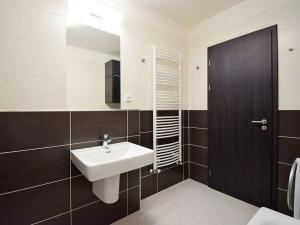 Pronájem bytu 2+kk, Praha - Dolní Měcholupy, Kryšpínova, 72 m2