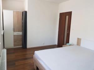 Pronájem bytu 2+kk, Statenice, U Velazu, 47 m2
