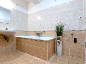 Prodej bytu 2+kk, Praha - Troja, K Haltýři, 60 m2