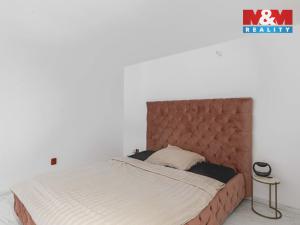 Prodej bytu 2+kk, Klatovy - Klatovy III, Husovo náměstí, 78 m2