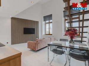 Prodej bytu 2+kk, Klatovy - Klatovy III, Husovo náměstí, 78 m2