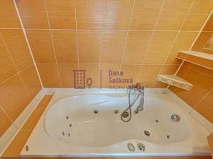 Pronájem bytu 2+1, Jindřichův Hradec, sídliště Vajgar, 62 m2