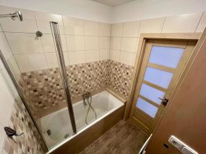 Pronájem bytu 3+kk, Praha, Podnádražní, 60 m2