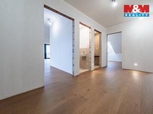 Prodej bytu 4+kk, Praha - Holyně, náměstí Pod lípou, 121 m2