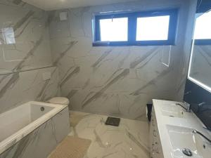 Prodej rodinného domu, Jeneč, Malé náměstí, 192 m2