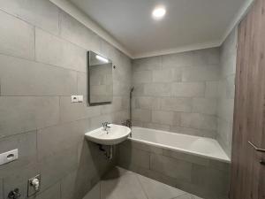 Pronájem bytu 2+kk, Praha - Letňany, Hlučkova, 46 m2