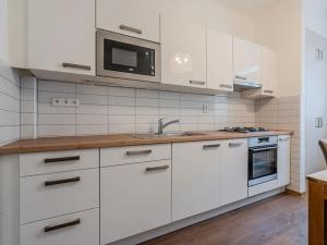 Pronájem bytu 2+1, Praha - Smíchov, Stroupežnického, 63 m2