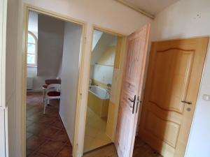 Pronájem bytu 2+1, Karlovy Vary, Pod Jelením skokem, 59 m2