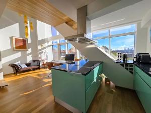 Pronájem atypického bytu, Praha - Smíchov, Holečkova, 143 m2