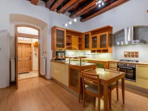 Pronájem bytu 2+1, Praha - Malá Strana, Mostecká, 80 m2