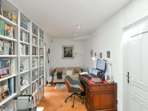 Prodej atypického bytu, Praha, Valentinská, 108 m2