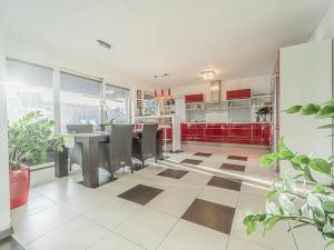 Prodej vícegeneračního domu, Praha - Dolní Počernice, Bakurinova, 395 m2