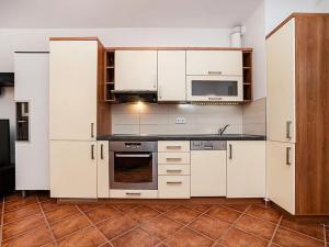 Pronájem bytu 2+kk, Praha - Modřany, Komořanská, 47 m2