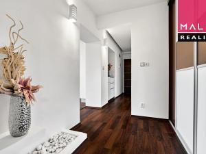 Prodej bytu 3+1, Ostrov, Hlavní třída, 76 m2