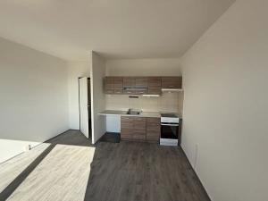 Pronájem bytu 2+kk, Liberec, Dobiášova, 44 m2