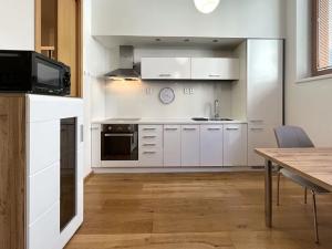 Pronájem bytu 1+kk, Praha - Vinohrady, Uruguayská, 38 m2