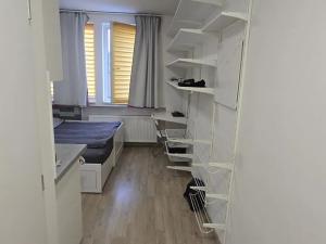 Pronájem bytu 1+kk, Praha - Jinonice, Peroutkova, 16 m2