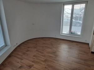 Pronájem bytu 2+kk, Praha - Čakovice, Bělomlýnská, 31 m2