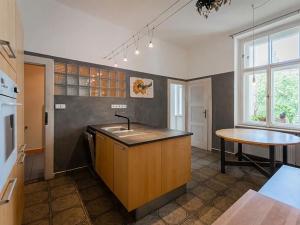 Pronájem bytu 3+1, Praha - Bubeneč, Uralská, 101 m2